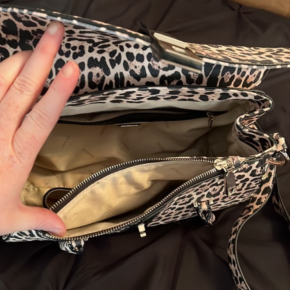 🖤CLEARANCE!!! Guess leopard shoulder bag🖤 - Picture 6 of 10